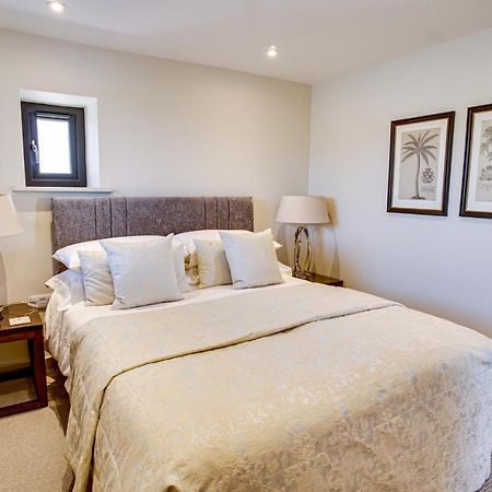 Shore Hotel Port Saint Mary Bagian luar foto